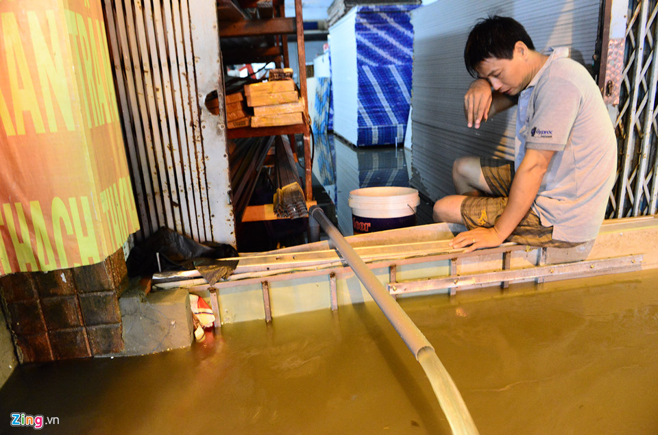 Người Sài Gòn lội nước ngập ngang bụng, ngã sấp mặt giữa đêm